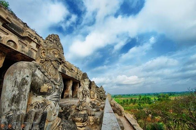 Undavalli Caves-5